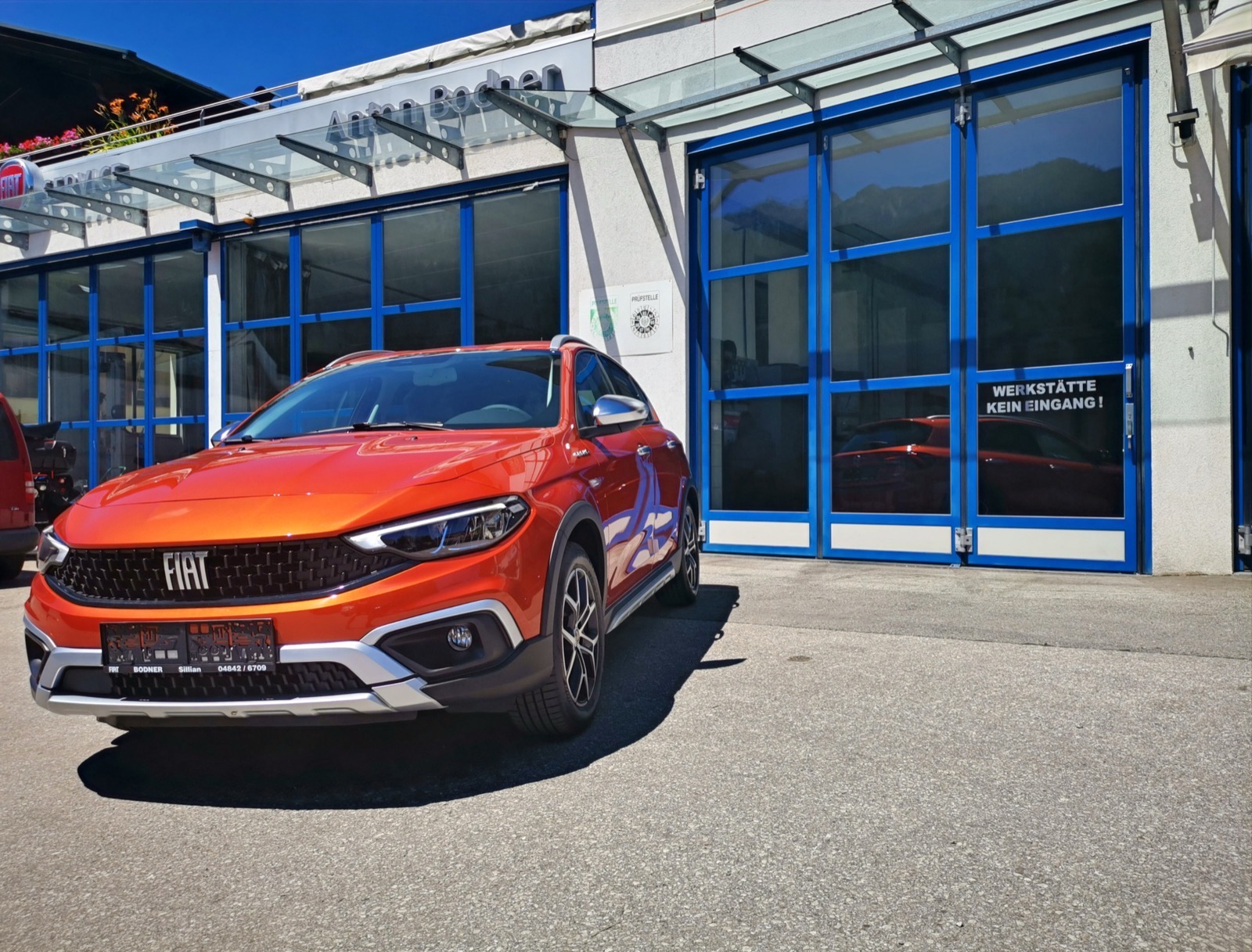 Fiat Tipo Cross vor dem Autohaus Bodner in Sillian